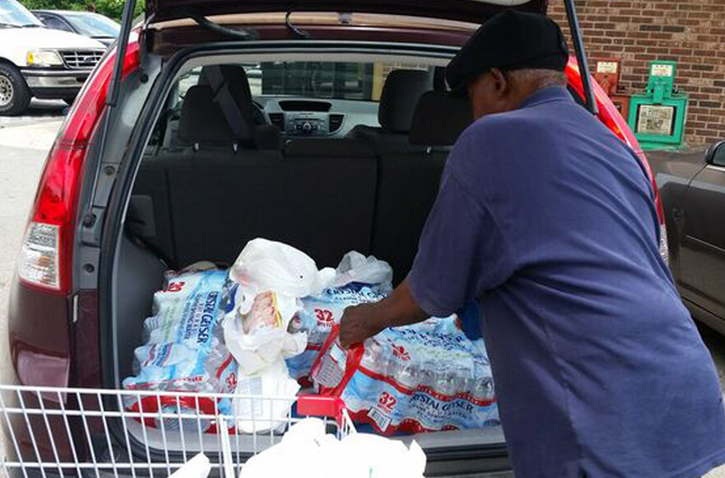 Un hombre comprando agua en un supermercado de Michigan. AP